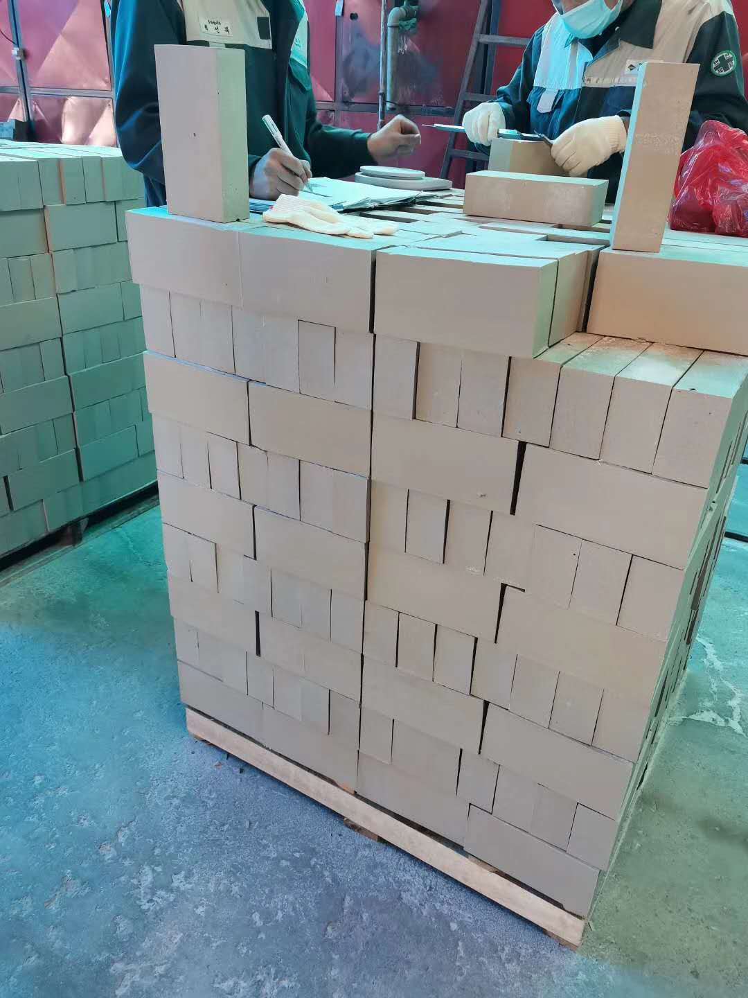 65厚耐酸磚今年處于一直是缺貨狀態(tài)，而且價(jià)格高，那么為什么會(huì)出現(xiàn)這種情況